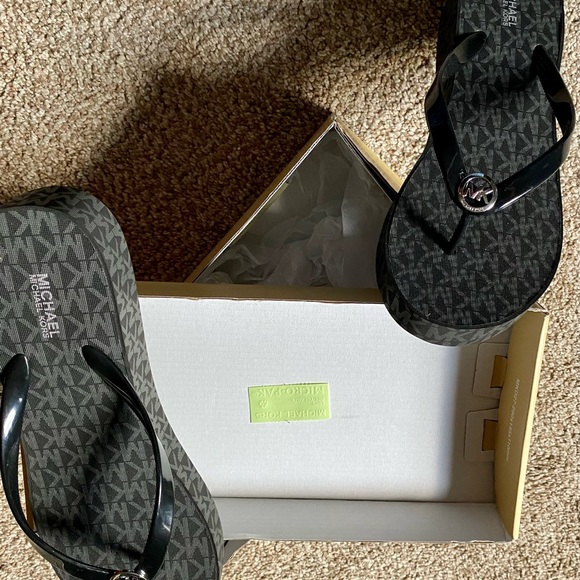 COPY - New in box Michael Kors Sandals available size - Picture 9 of 9